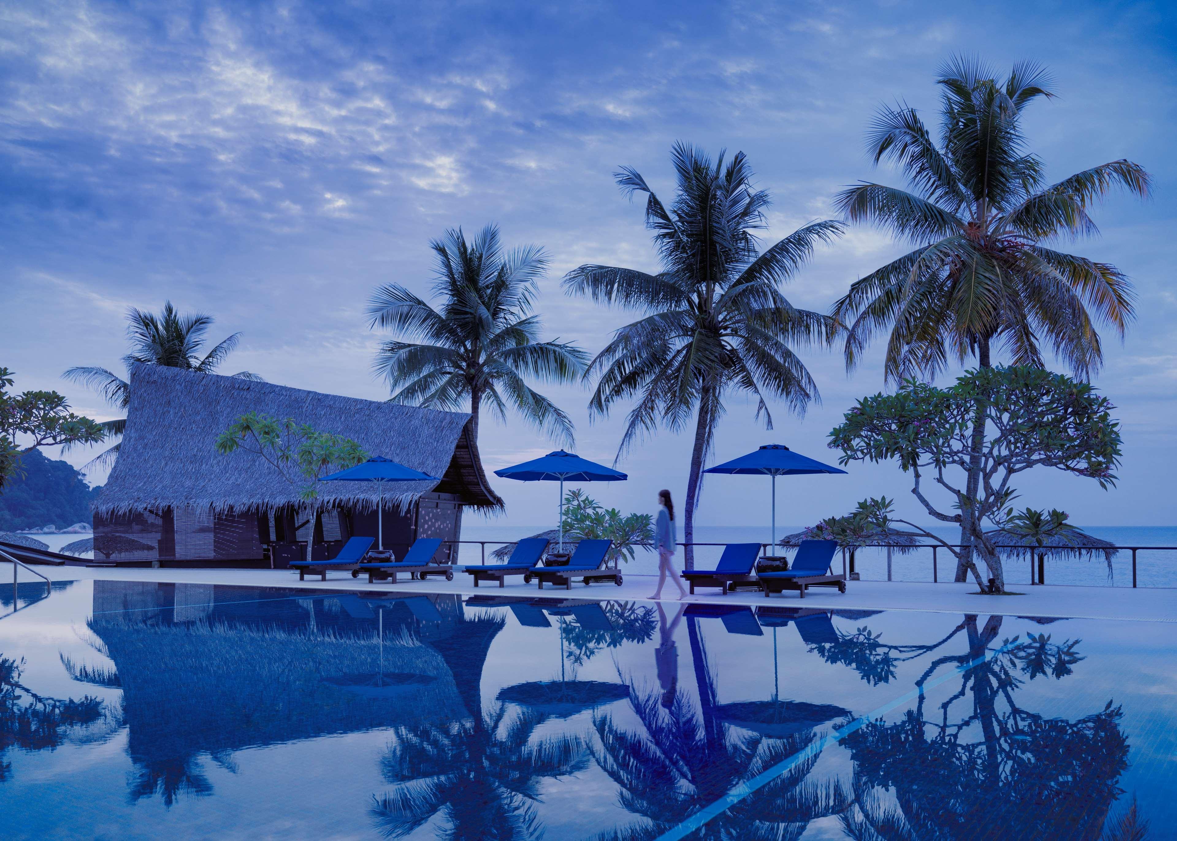 Hyatt Regency Kuantan Resort Exterior foto The resort's infinity pool