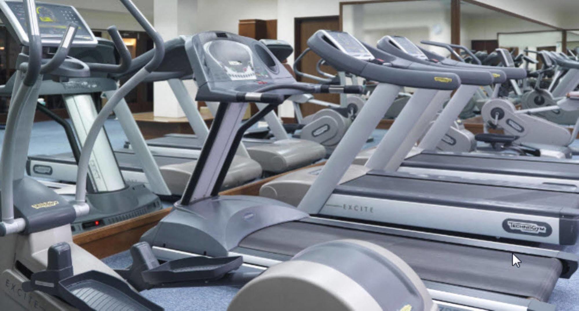 Hyatt Regency Kuantan Resort Exterior foto Treadmills in a gym
